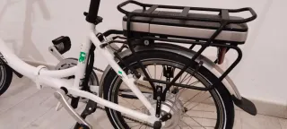 Bicicleta eléctrica blanca