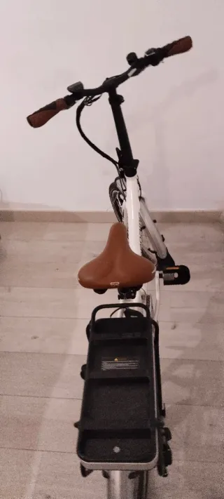 Bicicleta eléctrica blanca