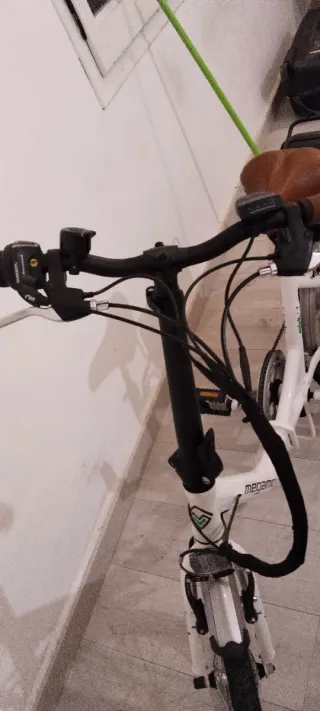 Bicicleta eléctrica blanca