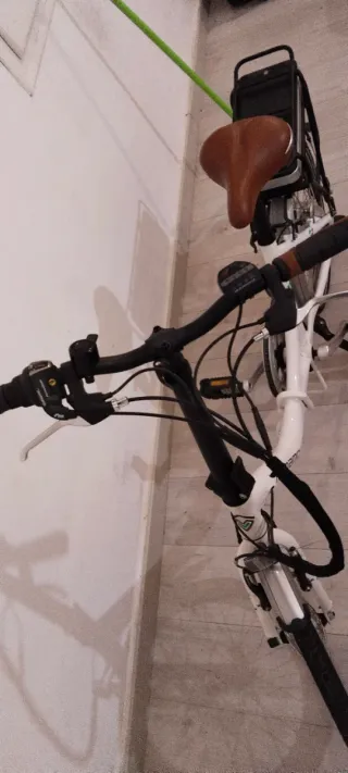 Bicicleta eléctrica blanca