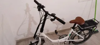 Bicicleta eléctrica blanca