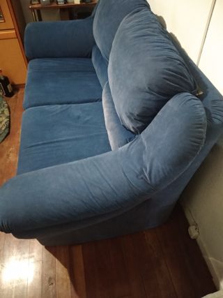 Sofá azul de 2 plazas en tela tipo terciopelo