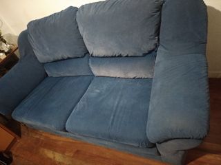 Sofá azul de 2 plazas en tela tipo terciopelo