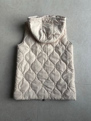 Chaleco niña beige acolchado con capucha T. 9-10