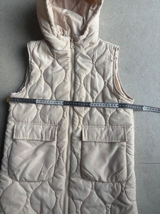 Chaleco niña beige acolchado con capucha T. 9-10