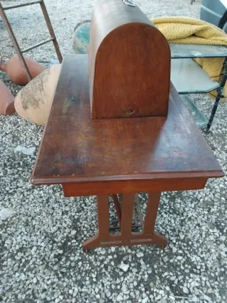Máquina de coser antigua de madera ALFA