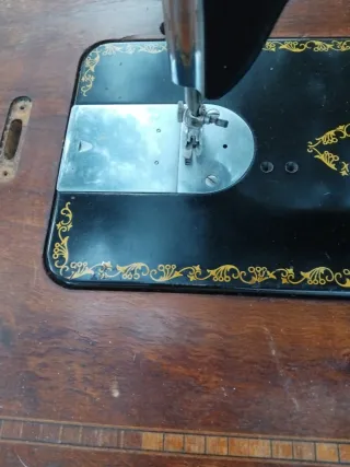 Máquina de coser antigua de madera ALFA