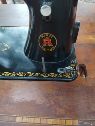Máquina de coser antigua de madera ALFA