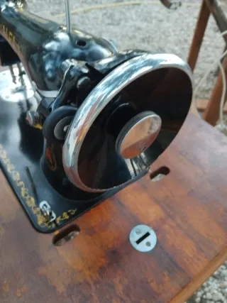 Máquina de coser antigua de madera ALFA