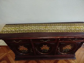 Mueble de entrada tallado y ornamentado