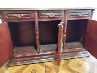 Mueble de entrada tallado y ornamentado