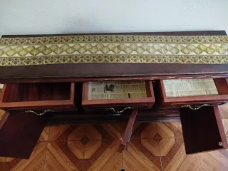 Mueble de entrada tallado y ornamentado