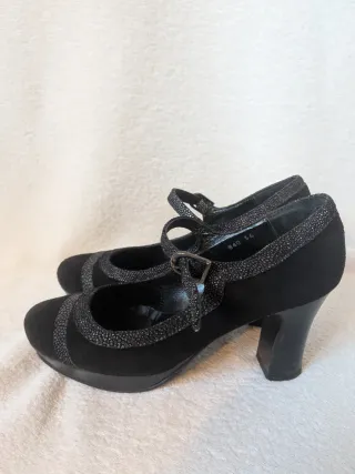 Tacones Laura Amat Negros con Detalles