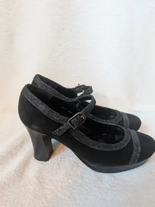 Tacones Laura Amat Negros con Detalles