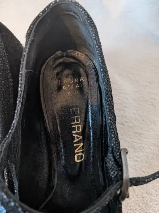 Tacones Laura Amat Negros con Detalles