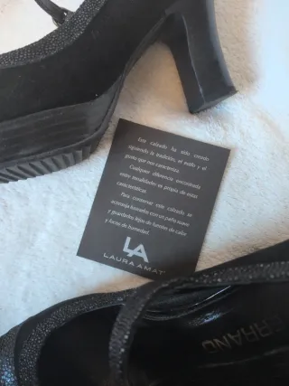 Tacones Laura Amat Negros con Detalles