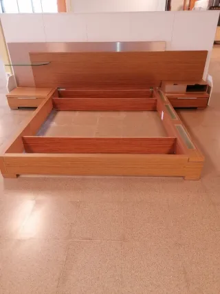 Cama doble con 2 mesitas
