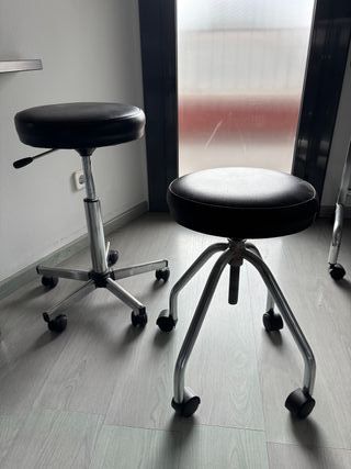 Taburetes negros y plateados