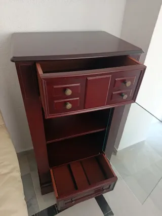 Aparador de madera con cristal