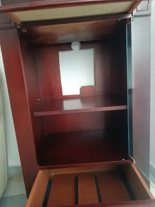 Aparador de madera con cristal