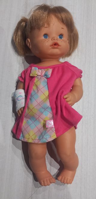 Muñeca Nenuco con brazo vendado
