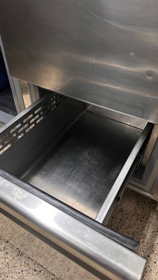 Mesa de trabajo con nevera