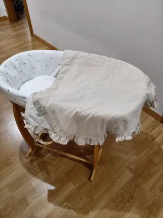 Cuna Moisés Mimbre y Madera