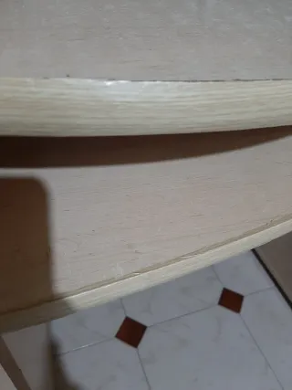 Escritorio madera clara con cajonera