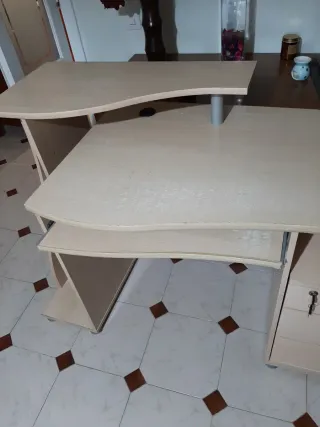 Escritorio madera clara con cajonera