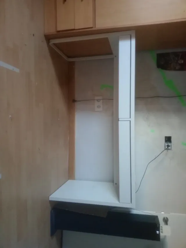 Escritorio blanco de madera