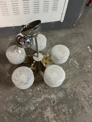 Lámpara colgante dorada y plateada