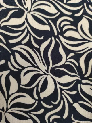 T-shirt blu e bianca taglia L