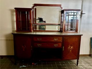 Mueble antiguo de madera con vitrinas