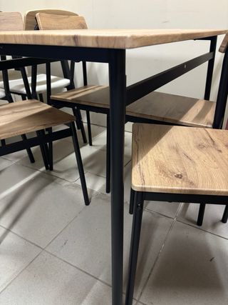 Mesa y 4 Sillas Madera y Metal