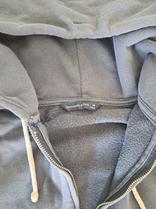 Felpa cropped Abercrombie & Fitch blu