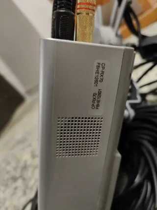 Proyector Hitachi y pantalla automática sin marca