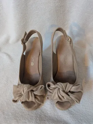 Cuñas UNISA doradas con lazo y destellos