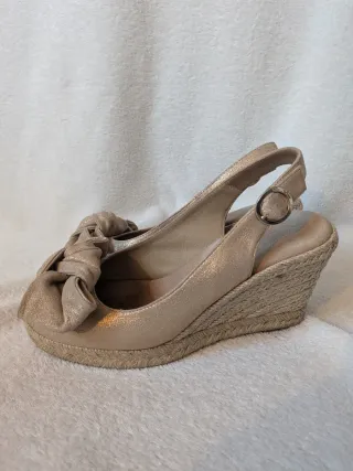 Cuñas UNISA doradas con lazo y destellos