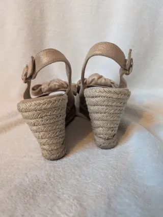 Cuñas UNISA doradas con lazo y destellos