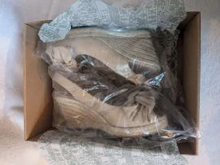 Cuñas UNISA doradas con lazo y destellos