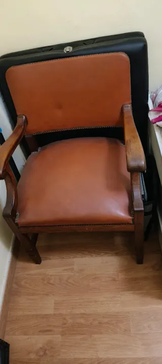 Butaca retro de cuero y madera Alt 90cm, ancho 62