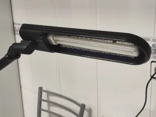 Lámpara de escritorio negra ajustable