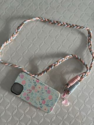 Funda iPhone 13 con cordón floral