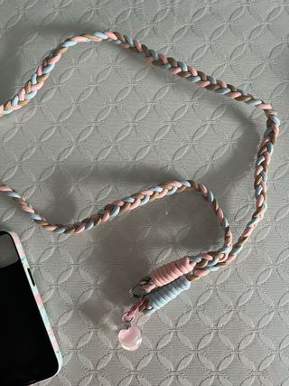 Funda iPhone 13 con cordón floral