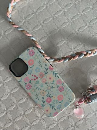 Funda iPhone 13 con cordón floral
