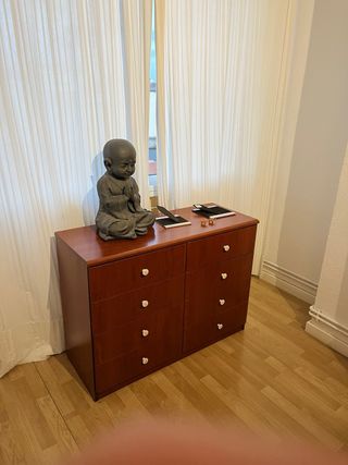 Armario de madera color cerezo, canape y comoda