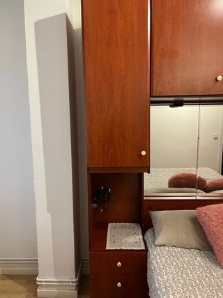 Armario de madera color cerezo, canape y comoda