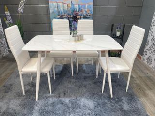 Mesa de comedor blanca con 4 sillas acolchadas