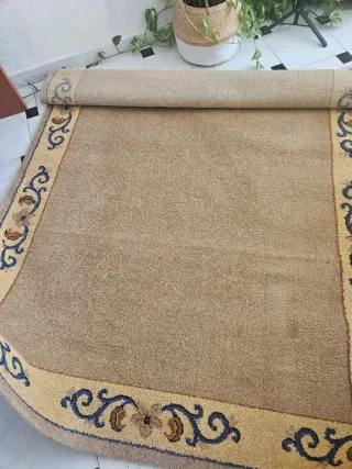 Alfombra beige con diseño floral azul