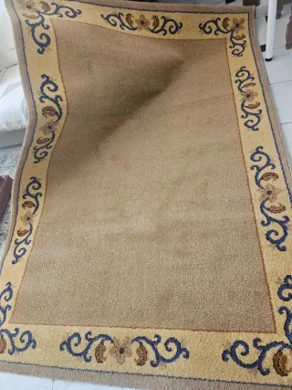 Alfombra beige con diseño floral azul